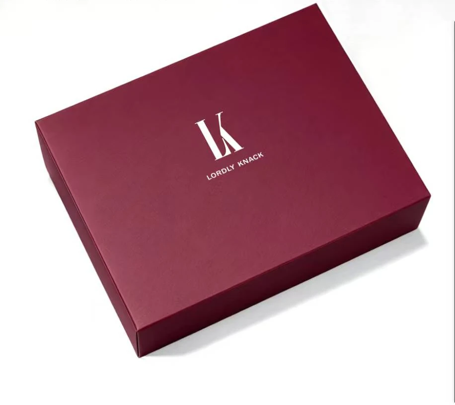 กล่อง LK สีแดงไวน์ พร้อมตัวอักษร LK LORDLY KNACK